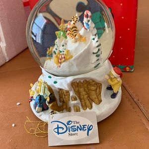 Disney Winnie the Pooh Snow globe